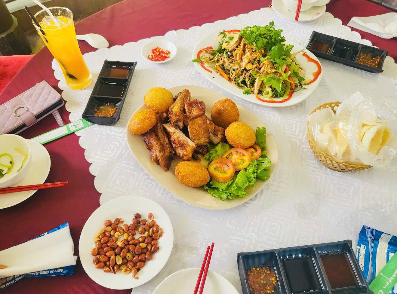 bữa cơm tại nhà hàng gia đình bà rịa tại Sài Gòn ok
